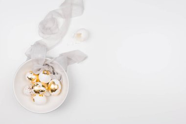 Beyaz yumurta beyaz kase ve s altın folyo ile dekore edilmiş