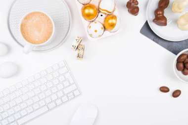 Çikolata Paskalya yumurtaları ile şık ileti örneği arka planı. Tablo 