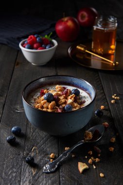 Sağlıklı kahvaltı. Taze gevrek, yoğurt, blueberrie ile müsli