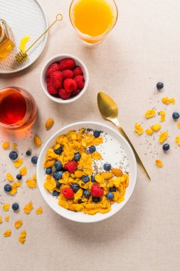 Mısır gevreği yoğurt, badem, böğürtlen, ahududu ve c ile