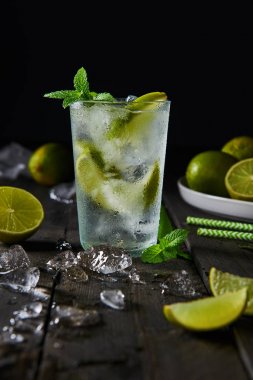 Mojito kokteyl limon ve nane highball cam buz ile.