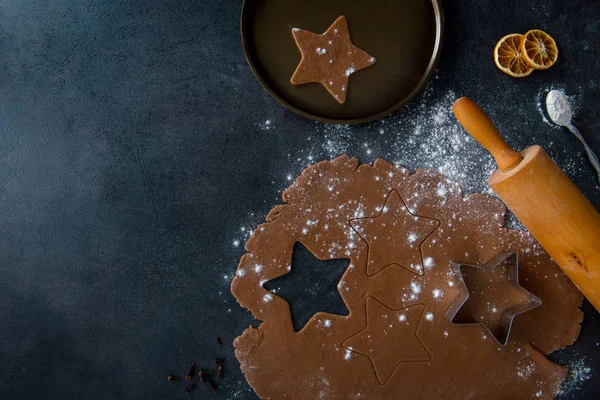 Masa de pan de jengibre con harina y rodillo sobre fondo oscuro . — Foto de Stock