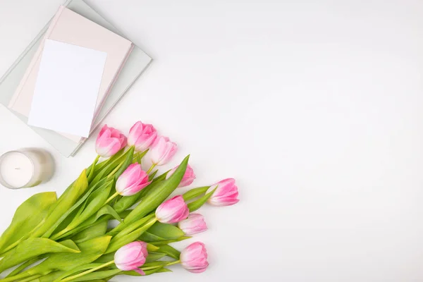 Mínimo estilo plano con flores tulipanes de color rosa con pétalos y —  Fotos de Stock