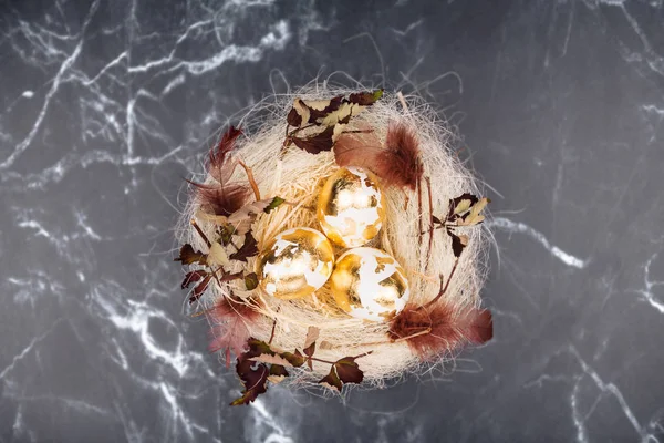 Sty altın folyo ile süslenmiş şık arka plan, beyaz yumurta — Stok fotoğraf