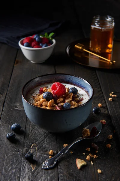 Sağlıklı kahvaltı. Taze gevrek, yogurtand meyve ile müsli