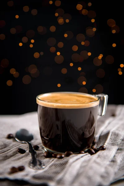 Espressokaffe i en glas kopp, mörk bakgrund — Stockfoto