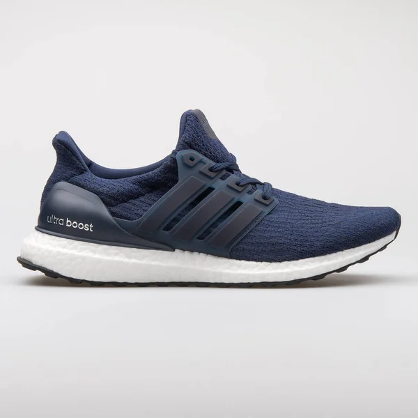 Vienna Áustria Agosto 2017 Adidas Ultraboost Tênis Azul Marinho Sobre — Fotografia de Stock