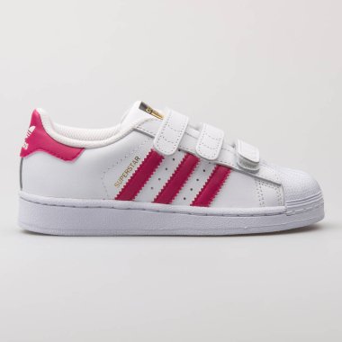 VIENNA, AUSTRIA - 6 Ağustos 2017: Adidas Superstar Foundation CF beyaz ve pembe spor ayakkabılı beyaz arka plan.