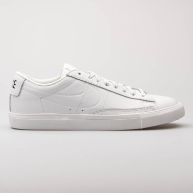 VIENNA, AUSTRIA - 6 Ağustos 2017: Nike Blazer Beyaz arka planda düşük beyaz spor ayakkabı.