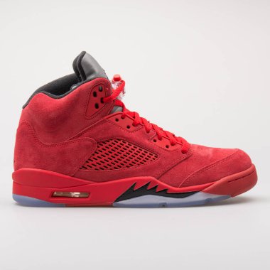 VIENNA, AUSTRIA - 6 Ağustos 2017: Nike Air Jordan 5 Retro kırmızı ve siyah spor ayakkabılı beyaz arka plan.