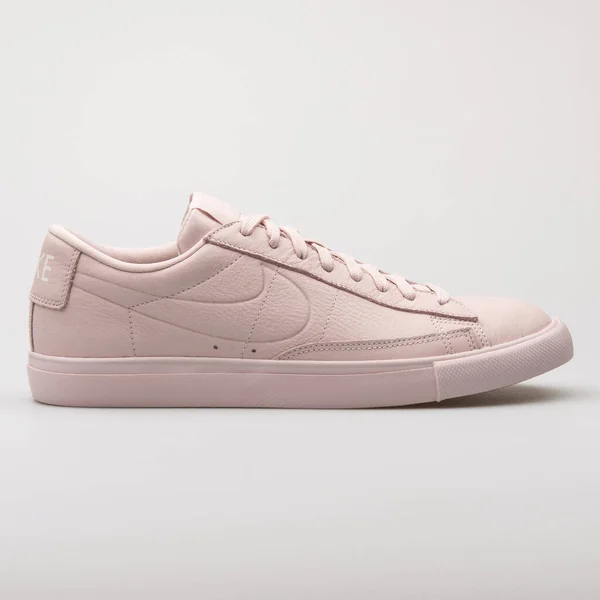Vienna Austria August 2017 Nike Blazer Low Pink Sneaker White — Stock Photo, Image