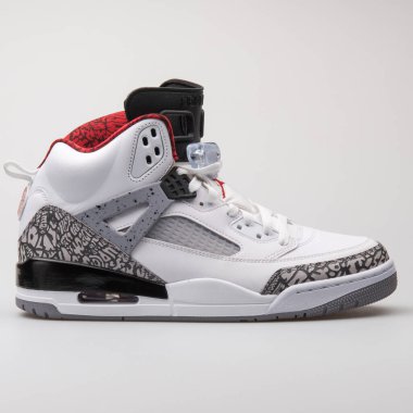 VİANNA, AUSTRIA - 6 Ağustos 2017: Nike Air Jordan Spizike beyaz, siyah ve kırmızı spor ayakkabılı beyaz arka plan.