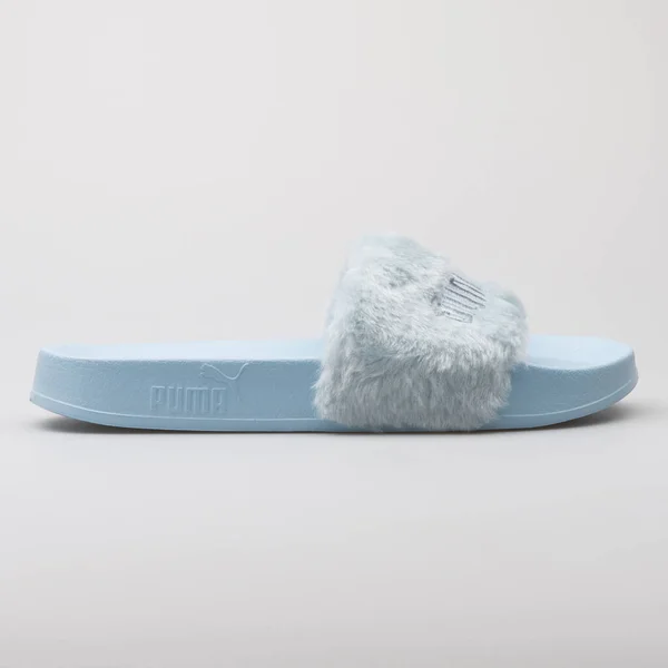 Vienna Oostenrijk August 2017 Puma Fur Slide Blauwe Sandalen Witte — Stockfoto