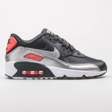 VİANNA, AUSTRIA - 6 Ağustos 2017: Nike Air Max beyaz arka planda siyah, gümüş ve kırmızı spor ayakkabı.