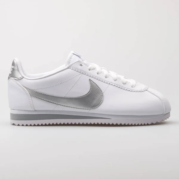 Vienna Oostenrijk August 2017 Nike Classic Cortez Lederen Witte Zilveren — Stockfoto