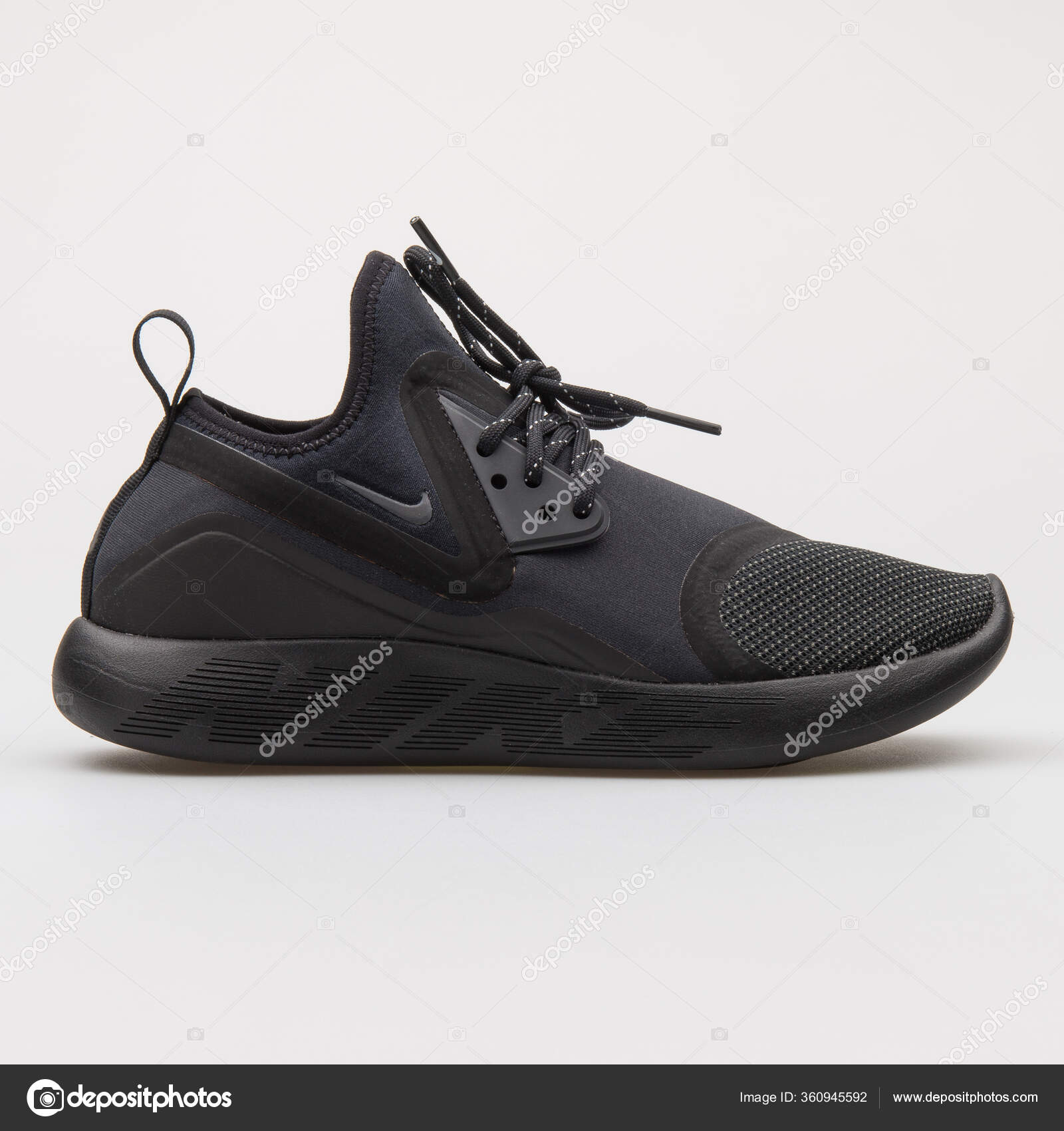 suficiente conversión suspensión Vienna Austria August 2017 Nike Lunarcharge Essential Black Sneaker White –  Stock Editorial Photo © xMarshallfilms #360945592