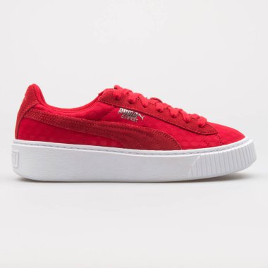 VİYANA, AVUSTRIA - 14 Ağustos 2017: Puma Basket Platformu de kırmızı ve beyaz arka planda beyaz spor ayakkabı.