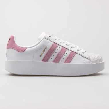 VIENNA, AUSTRIA - 14 Ağustos 2017: Adidas Stan Smith beyaz arka planda kalın beyaz ve pembe spor ayakkabı.