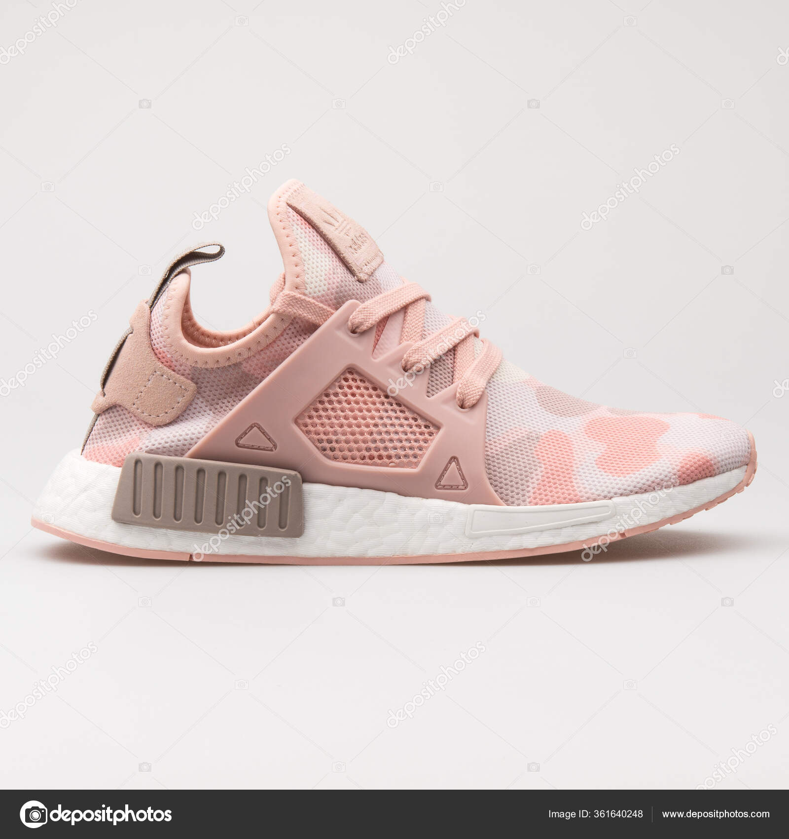 Vienna Osterrike August 2017 Adidas Nmd Xr1 Rosa Och Vit redaktionellt stockfoto xMarshallfilms 361640248