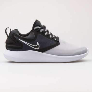 VIENNA, AUSTRIA - 14 Ağustos 2017: Beyaz arka planda Nike Lunarsolo siyah ve gri spor ayakkabısı.