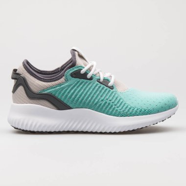 VIENNA, AUSTRIA - 16 Ağustos 2017: Adidas Alphabounce Lux yeşil, bej ve beyaz spor ayakkabılı.