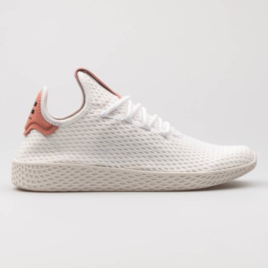 VIENNA, AUSTRIA - 16 AĞUSTOS 2017: Adidas PW Tenis HU beyaz spor ayakkabısı.