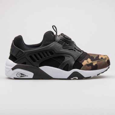 VIENNA, AUSTRIA - 22 Ağustos 2017: Puma Diski Blaze Camo siyah spor ayakkabısı beyaz arka planda.