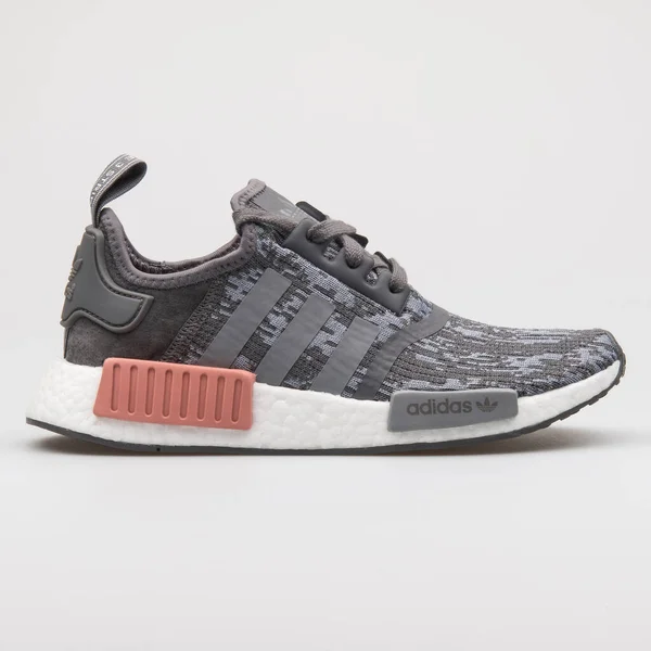 Vienna Áustria Agosto 2017 Adidas Nmd Cinza Rosa Sapatilha Sobre — Fotografia de Stock