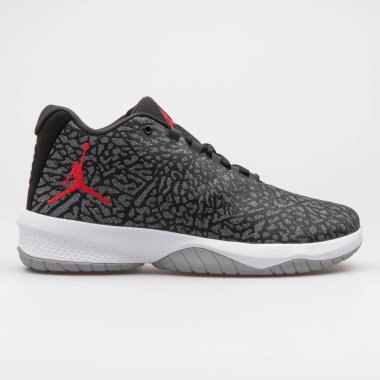 Vienna, AUSTRIA - 22 Ağustos 2017 Nike Air Jordan B. Siyah, gri ve kırmızı spor ayakkabıları beyaz arka planda uçar.