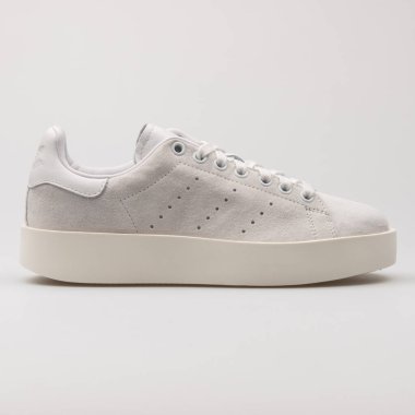 VIENNA, AUSTRIA - 22 Ağustos 2017 Adidas Stan Smith beyaz arka planda beyaz ayakkabıyı çıkardı.