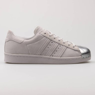 VIENNA, AUSTRIA - 22 Ağustos 2017: Adidas Superstar 80 'lerin Metal Parmaklı Bej Spor Ayakkabısı.