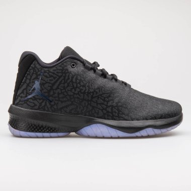 Vienna, AUSTRIA - 22 Ağustos 2017 Nike Air Jordan B. Beyaz arka planda siyah ve mor spor ayakkabıları uçur.