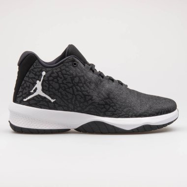 Vienna, AUSTRIA - 22 Ağustos 2017 Nike Air Jordan B. Beyaz arka planda siyah beyaz spor ayakkabıyla uç.