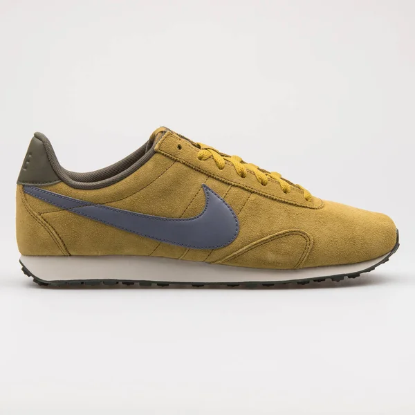 Vienna Austria August 2017 Nike Premium Montreal Leather Yellow Sneaker — Stock Photo, Image