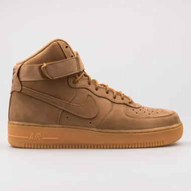 VIENNA, AUSTRIA - 22 Ağustos 2017: Nike Hava Kuvvetleri 1 High 07 LV8 BW haki renkli beyaz arka plan ayakkabısı.