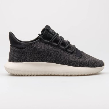 VIENNA, AUSTRIA - 24 AĞUSTOS 2017: Adidas Tubular siyah spor ayakkabısı beyaz arka planda.
