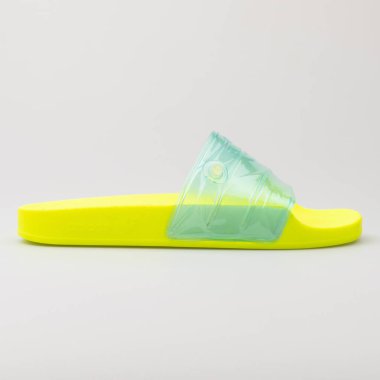 VIENNA, AUSTRIA - 24 AĞUSTOS 2017: Adidas Aqua Slaytları sarı ve yeşil sandaletler beyaz arkaplanda.
