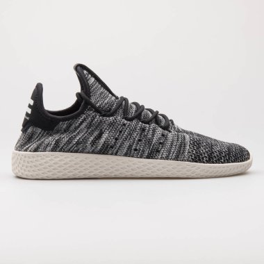 VIENNA, AUSTRIA - 24 AĞUSTOS 2017: Adidas PW Tenis HU Siyah, gri ve beyaz spor ayakkabısı.