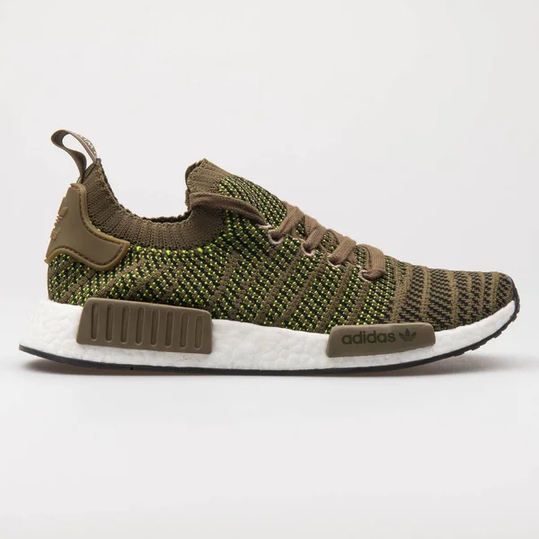 Vienna Áustria Agosto 2017 Adidas Nmd Sapatilha Verde Oliva Sobre — Fotografia de Stock