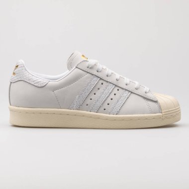 VIENNA, AUSTRIA - 24 AĞUSTOS 2017: Adidas Superstar 80 'lerin beyaz arka planda beyaz spor ayakkabısı.