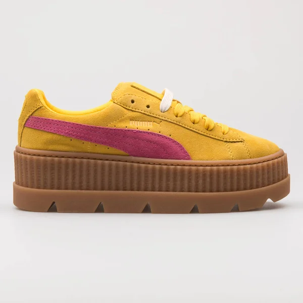 Wien Österreich August 2017 Puma Cleated Creeper Wildleder Gelb Magenta — Stockfoto