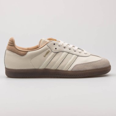 VIENNA, AUSTRIA - 24 Ağustos 2017: Beyaz arka planda Adidas Samba ve haki rengi spor ayakkabıları.