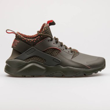 VIENNA, AUSTRIA - 24 AĞUSTRU 2017: Nike Air Huarache Run Ultra SE kargo üniforması ve beyaz arka planda kırmızı spor ayakkabı.