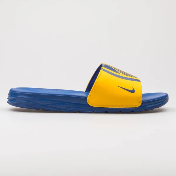 Vienna Áustria Agosto 2017 Nike Benassi Solarsoft Nba Sandália Amarela — Fotografia de Stock
