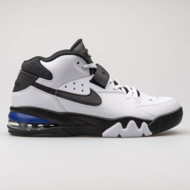 VIENNA, AUSTRIA - 29 Ağustos 2017: Beyaz arka planda Nike Hava Kuvvetleri Max 93 siyah beyaz spor ayakkabı.