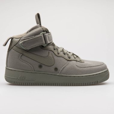 VIENNA, AUSTRIA - 29 Ağustos 2017: Nike Hava Kuvvetleri 1 Beyaz arka planda yüksek gri spor ayakkabı.