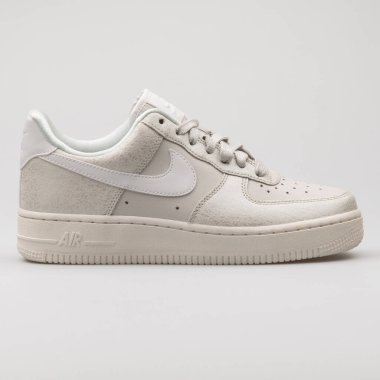 VIENNA, AUSTRIA - 29 Ağustos 2017: Nike Air Force 1 beyaz arka planda bej ayakkabılar.