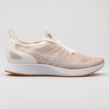 VIENNA, AUSTRIA - 29 Ağustos 2017: Beyaz arka planda Nike Air Zoom Mariah Flyknit Racer bej ve beyaz spor ayakkabısı.