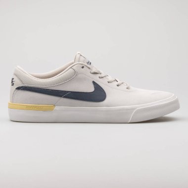 VIENNA, AUSTRIA - 29 Ağustos 2017: Beyaz arka planda Nike SB Koston Hypervulc süet bej spor ayakkabısı.