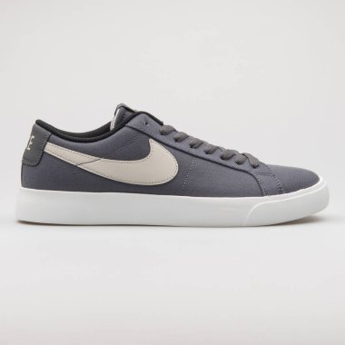 VIENNA, AUSTRIA - 29 Ağustos 2017: Nike Blazer Low GT gri ve beyaz arka planda beyaz spor ayakkabı.